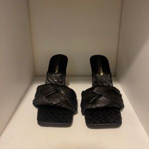 BLACK HEELED SANDALS.